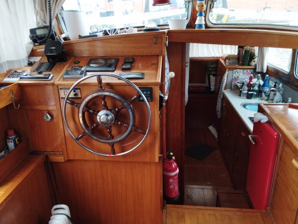 Bateau Moteur occasion vue poste de pilotage scaled