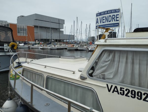 Bateau moteur occasion vue laterale G 1 scaled