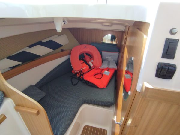 Bateau moteur occasion Quicksilver weekend 700 vue cabine avant scaled