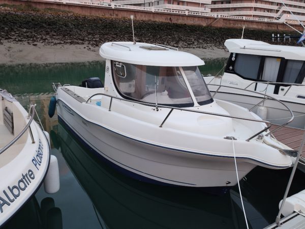 Quicksilver 640 Pilothouse à flot vue tribord vedette occasion Albatre Plaisance Normandie